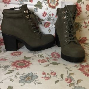 SIZE 6 NEVER WORN ANKLE BOOTS